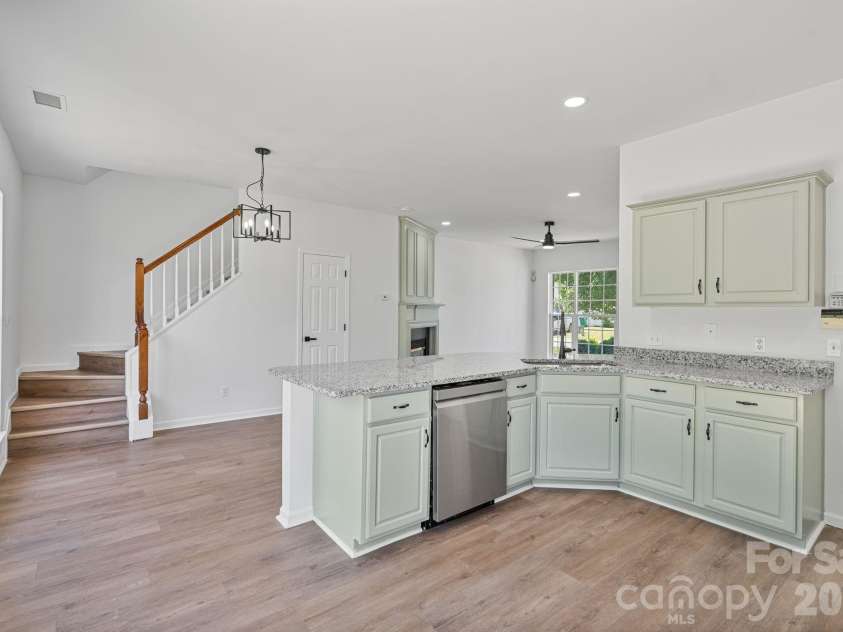 10410 Roundleaf Drive, Charlotte, NC 28213.  MLS# CAR4378376, YatesRealty ID 19797. 