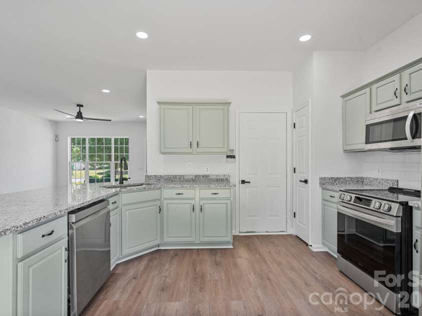 10410 Roundleaf Drive, Charlotte, NC 28213.  MLS# CAR4378376, YatesRealty ID 19797. 