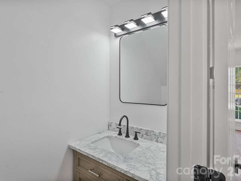 10410 Roundleaf Drive, Charlotte, NC 28213.  MLS# CAR4378376, YatesRealty ID 19797. 