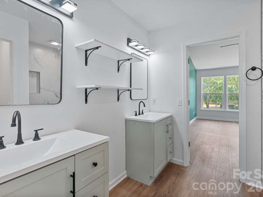 10410 Roundleaf Drive, Charlotte, NC 28213.  MLS# CAR4378376, YatesRealty ID 19797. 