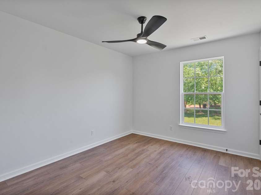 10410 Roundleaf Drive, Charlotte, NC 28213.  MLS# CAR4378376, YatesRealty ID 19797. 