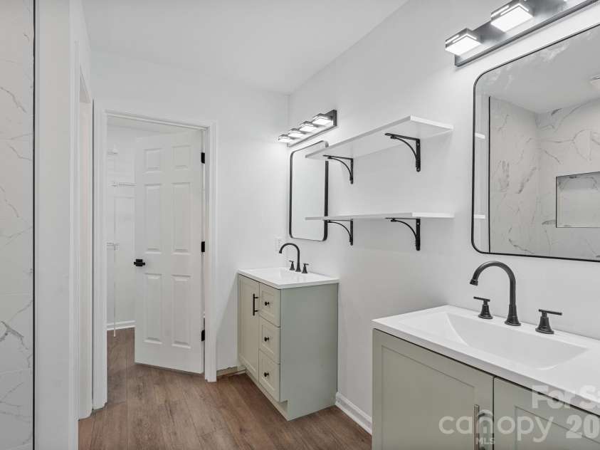 10410 Roundleaf Drive, Charlotte, NC 28213.  MLS# CAR4378376, YatesRealty ID 19797. 