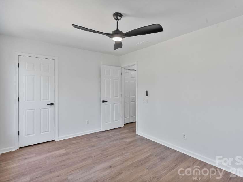 10410 Roundleaf Drive, Charlotte, NC 28213.  MLS# CAR4378376, YatesRealty ID 19797. 