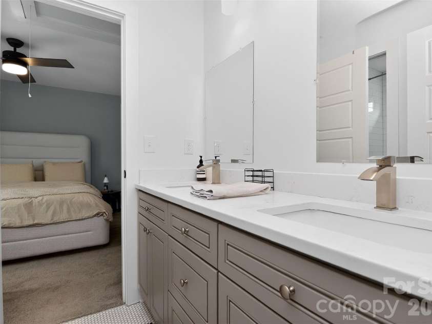 4231 Craig Avenue, Charlotte, NC 28211.  MLS# CAR4368270, YatesRealty ID 19798. 