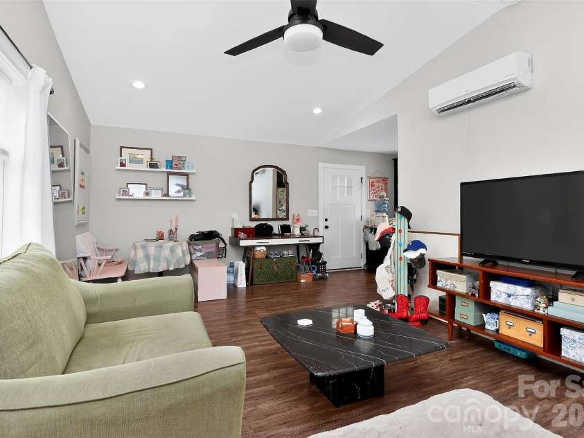 4231 Craig Avenue, Charlotte, NC 28211.  MLS# CAR4368270, YatesRealty ID 19798. 
