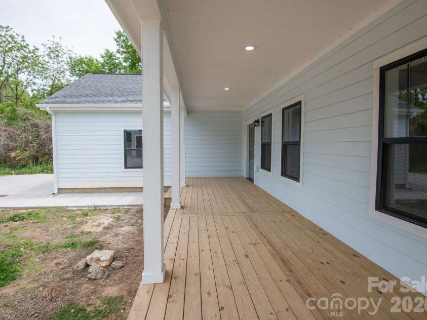45 Gash Cove Road, Hendersonville, NC 28791.  MLS# CAR4379415, YatesRealty ID 19801. 