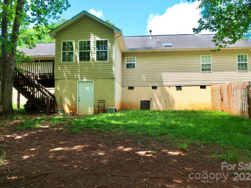 1657 6th Street, Hickory, NC 28602.  MLS# CAR4254973, YatesRealty ID 19804. 