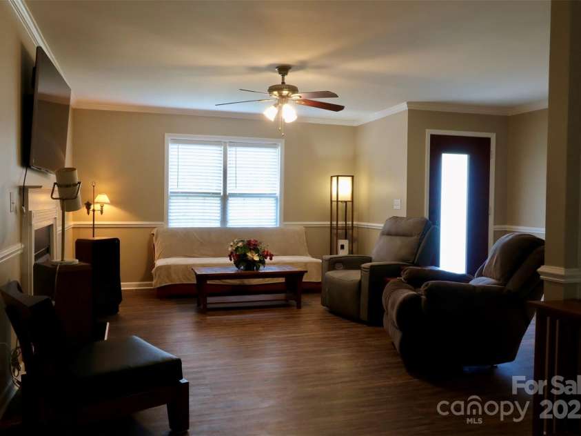 1657 6th Street, Hickory, NC 28602.  MLS# CAR4254973, YatesRealty ID 19804. 