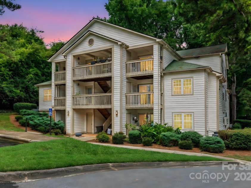 1052 Churchill Downs Court, Charlotte, NC 28211.  MLS# CAR4292436, YatesRealty ID 19806. 