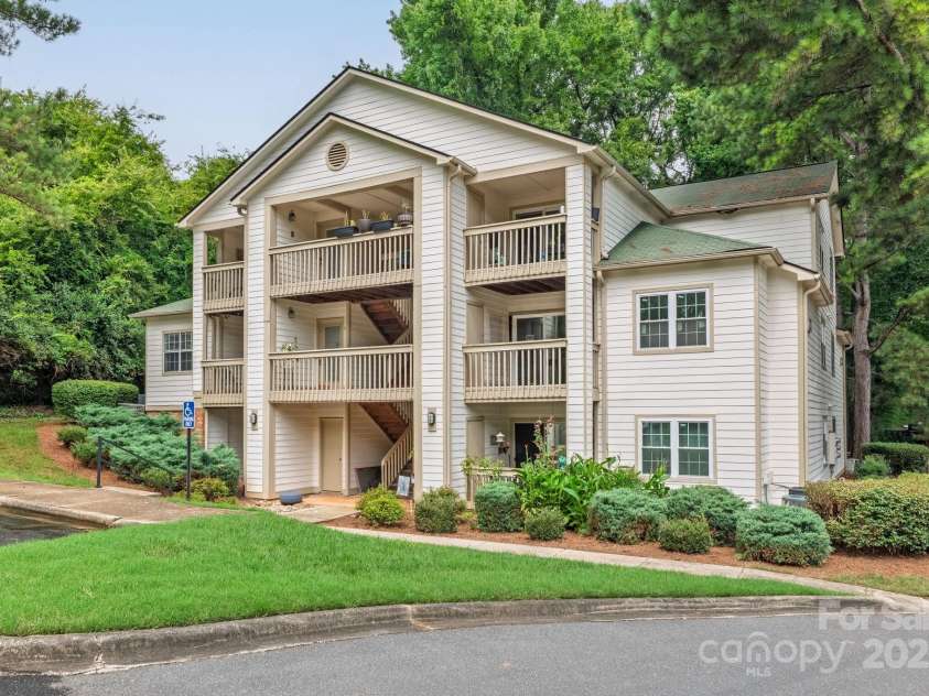 1052 Churchill Downs Court, Charlotte, NC 28211.  MLS# CAR4292436, YatesRealty ID 19806. 