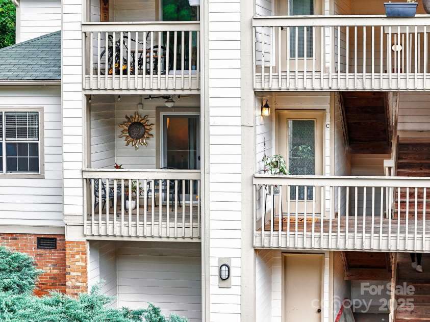 1052 Churchill Downs Court, Charlotte, NC 28211.  MLS# CAR4292436, YatesRealty ID 19806. 