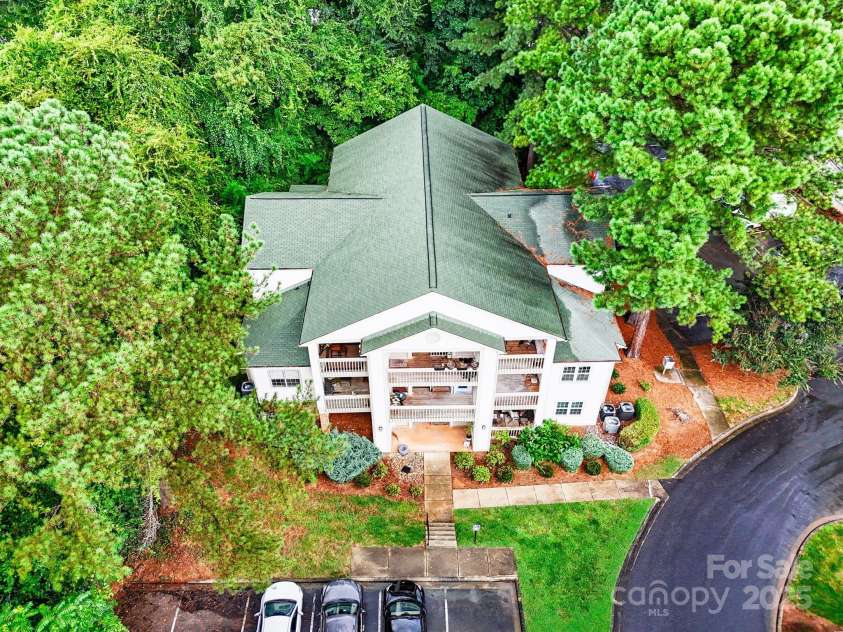 1052 Churchill Downs Court, Charlotte, NC 28211.  MLS# CAR4292436, YatesRealty ID 19806. 
