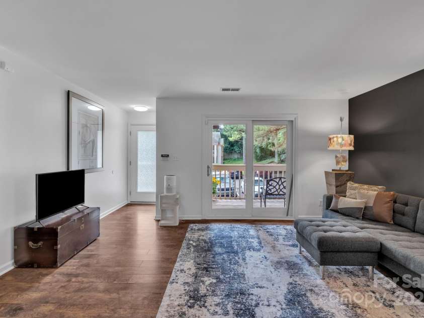 1052 Churchill Downs Court, Charlotte, NC 28211.  MLS# CAR4292436, YatesRealty ID 19806. 