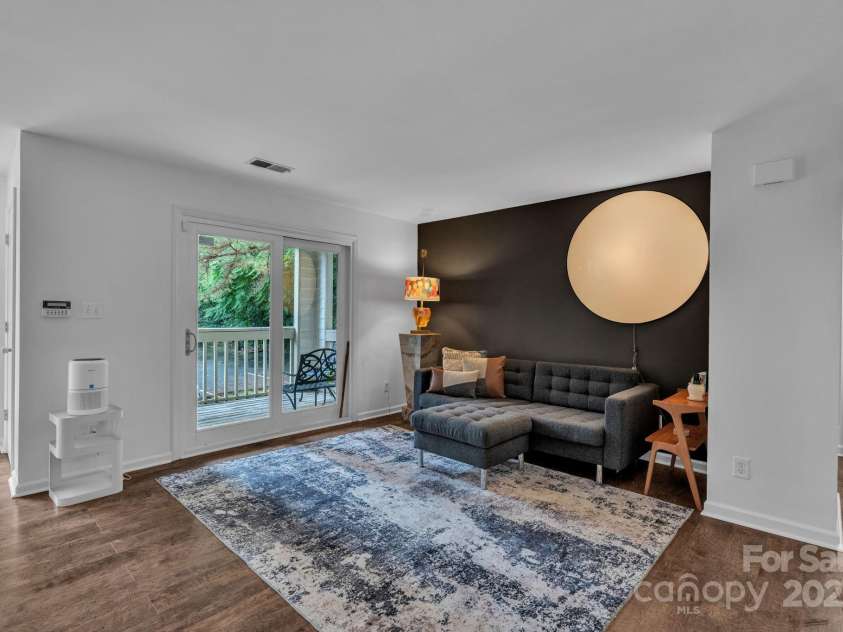 1052 Churchill Downs Court, Charlotte, NC 28211.  MLS# CAR4292436, YatesRealty ID 19806. 