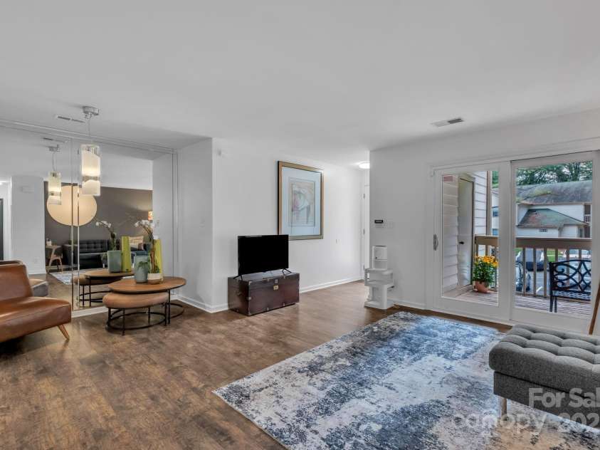 1052 Churchill Downs Court, Charlotte, NC 28211.  MLS# CAR4292436, YatesRealty ID 19806. 
