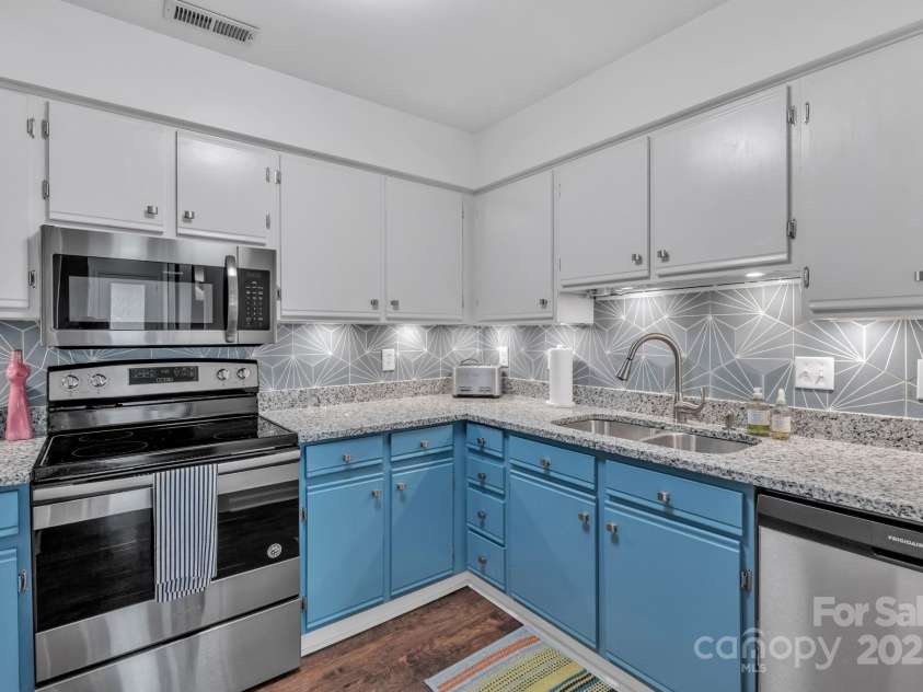 1052 Churchill Downs Court, Charlotte, NC 28211.  MLS# CAR4292436, YatesRealty ID 19806. 