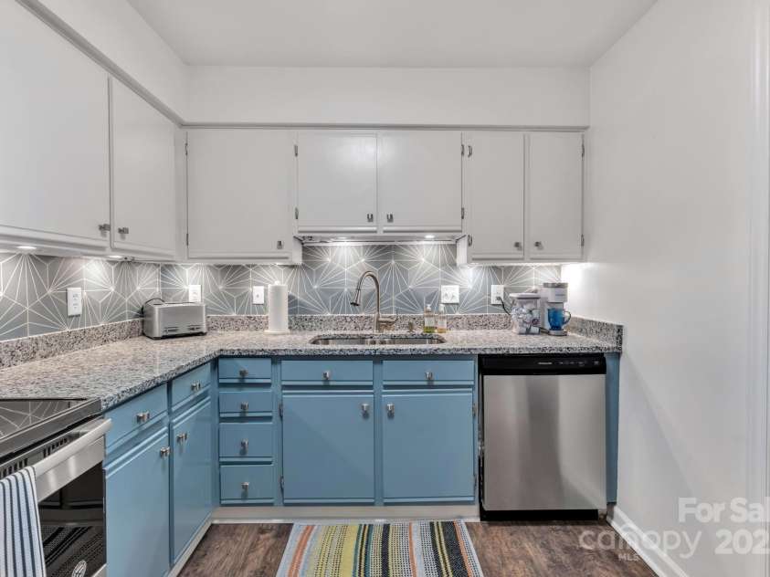 1052 Churchill Downs Court, Charlotte, NC 28211.  MLS# CAR4292436, YatesRealty ID 19806. 