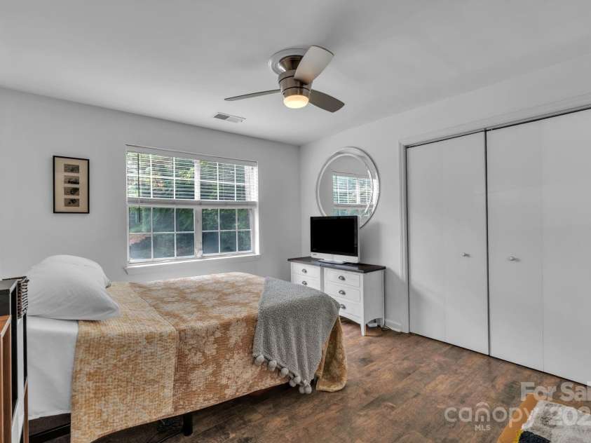 1052 Churchill Downs Court, Charlotte, NC 28211.  MLS# CAR4292436, YatesRealty ID 19806. 