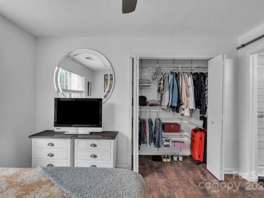 1052 Churchill Downs Court, Charlotte, NC 28211.  MLS# CAR4292436, YatesRealty ID 19806. 