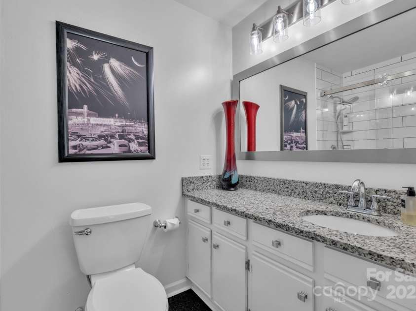 1052 Churchill Downs Court, Charlotte, NC 28211.  MLS# CAR4292436, YatesRealty ID 19806. 