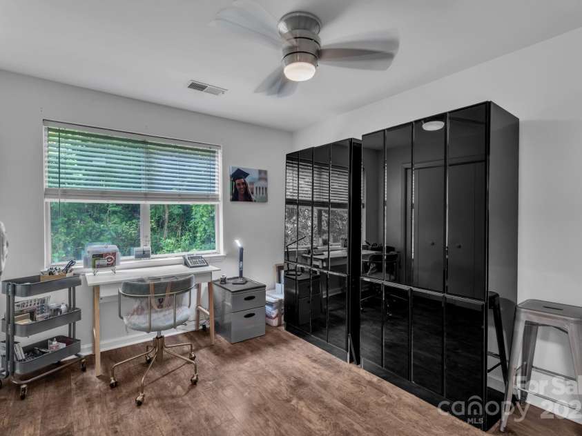 1052 Churchill Downs Court, Charlotte, NC 28211.  MLS# CAR4292436, YatesRealty ID 19806. 