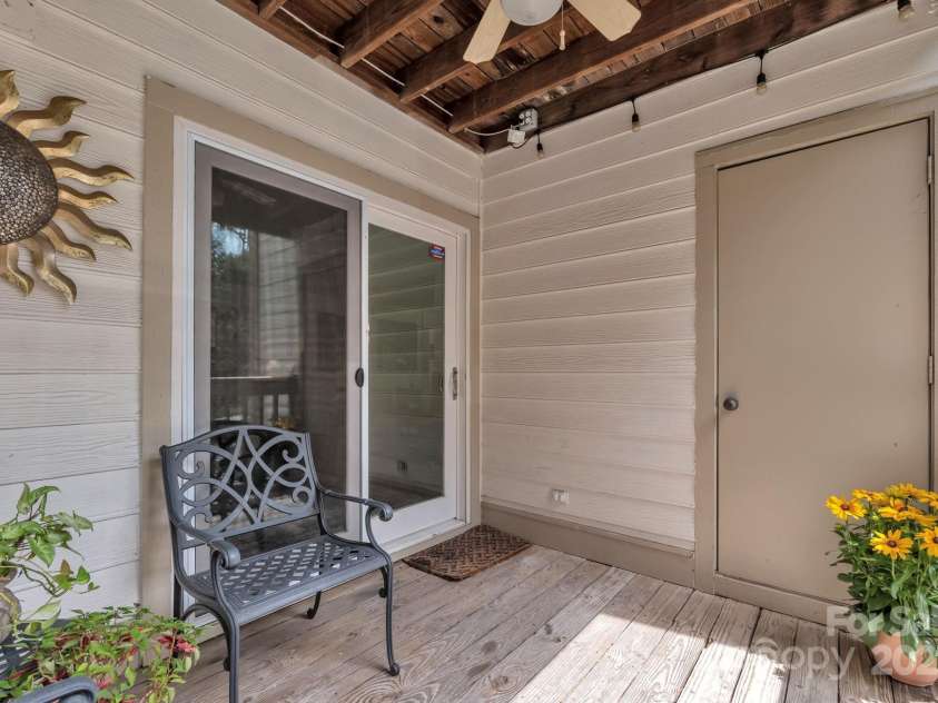 1052 Churchill Downs Court, Charlotte, NC 28211.  MLS# CAR4292436, YatesRealty ID 19806. 