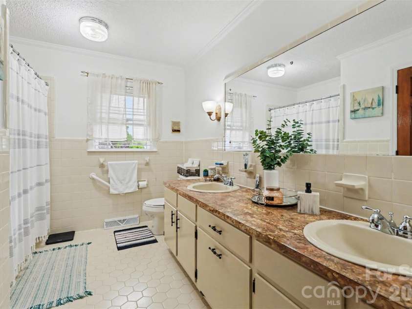 105 Fox Fire Run, Gastonia, NC 28052.  MLS# CAR4378985, YatesRealty ID 19808. 2nd bathroom with two sinks
