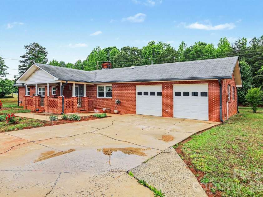 105 Fox Fire Run, Gastonia, NC 28052.  MLS# CAR4378985, YatesRealty ID 19808. 