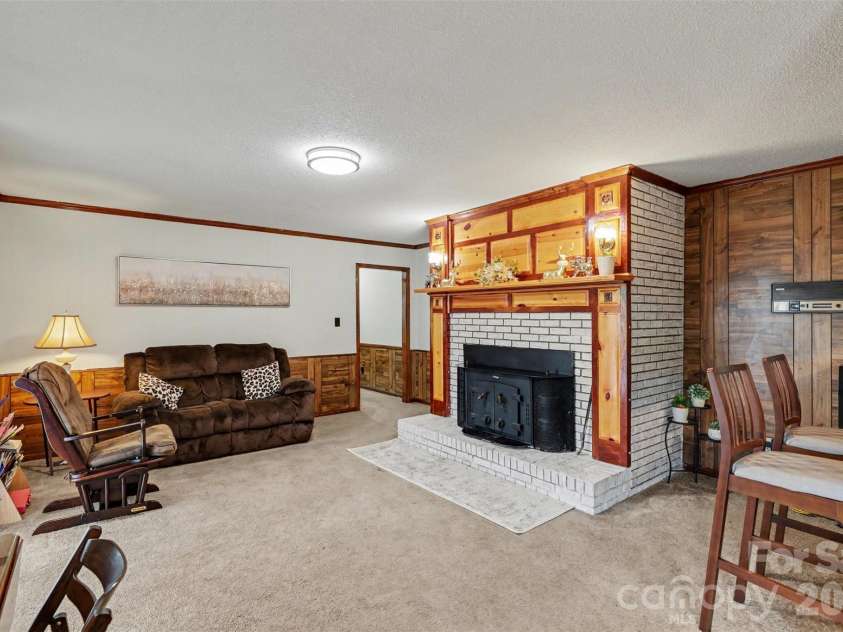 105 Fox Fire Run, Gastonia, NC 28052.  MLS# CAR4378985, YatesRealty ID 19808. Family room