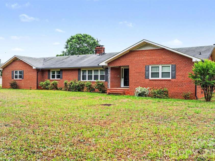 105 Fox Fire Run, Gastonia, NC 28052.  MLS# CAR4378985, YatesRealty ID 19808. Front side of house