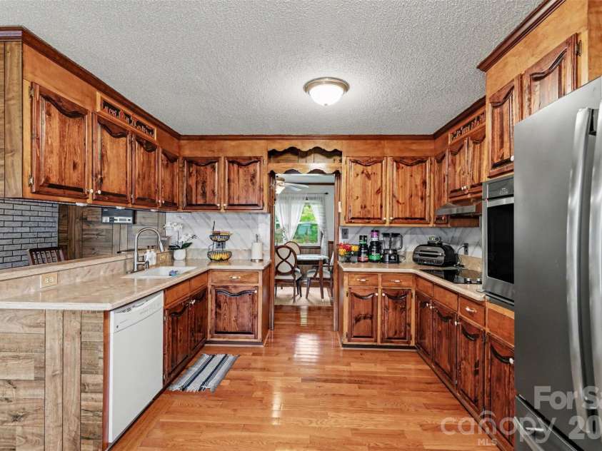 105 Fox Fire Run, Gastonia, NC 28052.  MLS# CAR4378985, YatesRealty ID 19808. Kitchen