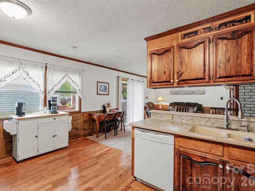 105 Fox Fire Run, Gastonia, NC 28052.  MLS# CAR4378985, YatesRealty ID 19808. Kitchen