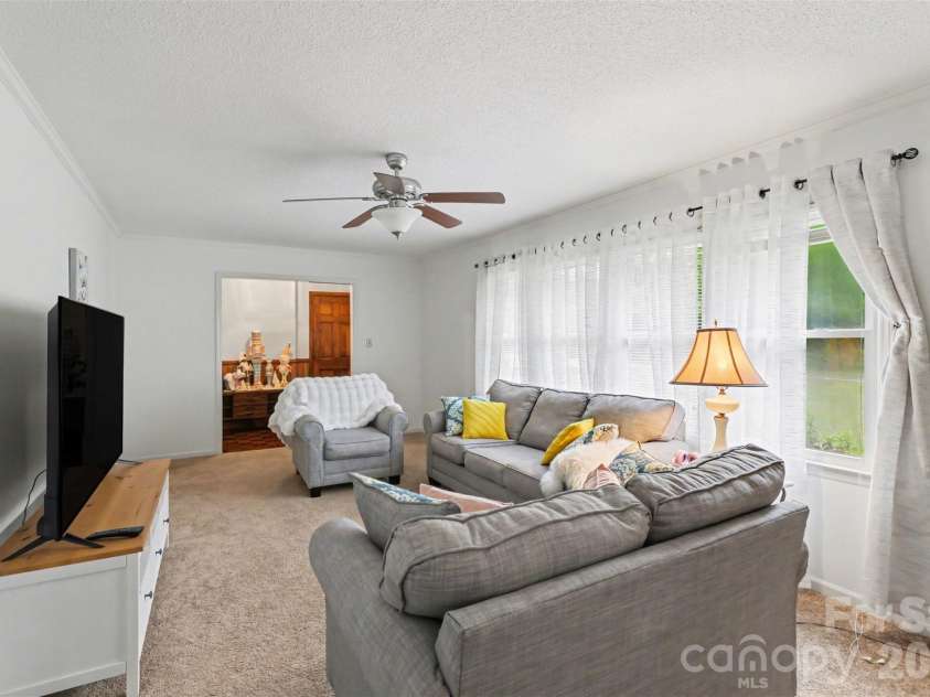 105 Fox Fire Run, Gastonia, NC 28052.  MLS# CAR4378985, YatesRealty ID 19808. Living Room