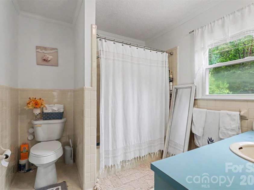 105 Fox Fire Run, Gastonia, NC 28052.  MLS# CAR4378985, YatesRealty ID 19808. Master Bathroom