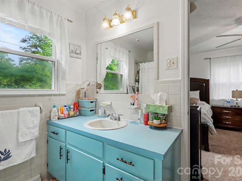105 Fox Fire Run, Gastonia, NC 28052.  MLS# CAR4378985, YatesRealty ID 19808. Master Sink Vanity