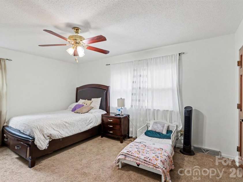 105 Fox Fire Run, Gastonia, NC 28052.  MLS# CAR4378985, YatesRealty ID 19808. Primary Bedroom