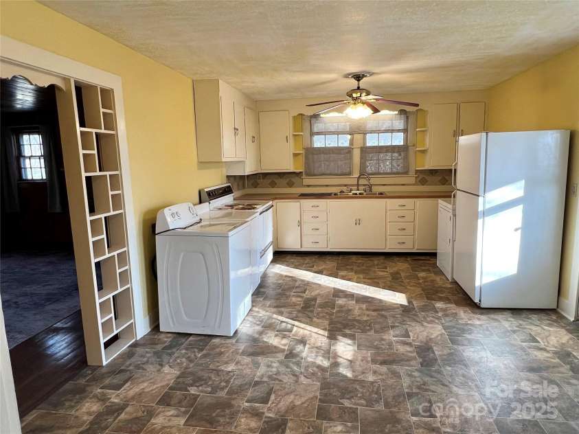 3672 NC HWY 127 Highway, Hickory, NC 28602.  MLS# CAR4233714, YatesRealty ID 19809. 