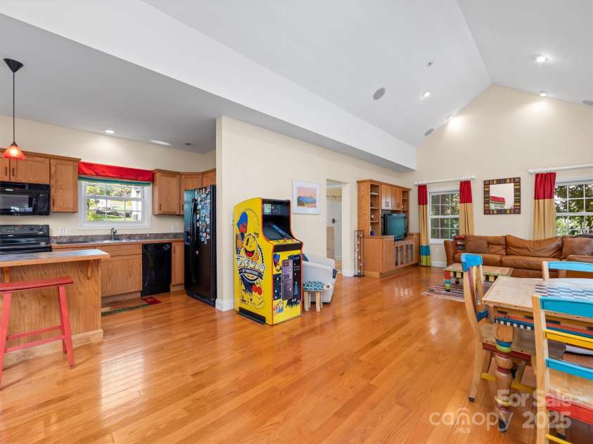 7 Park Road, Asheville, NC 28803.  MLS# CAR4322047, YatesRealty ID 1981. 