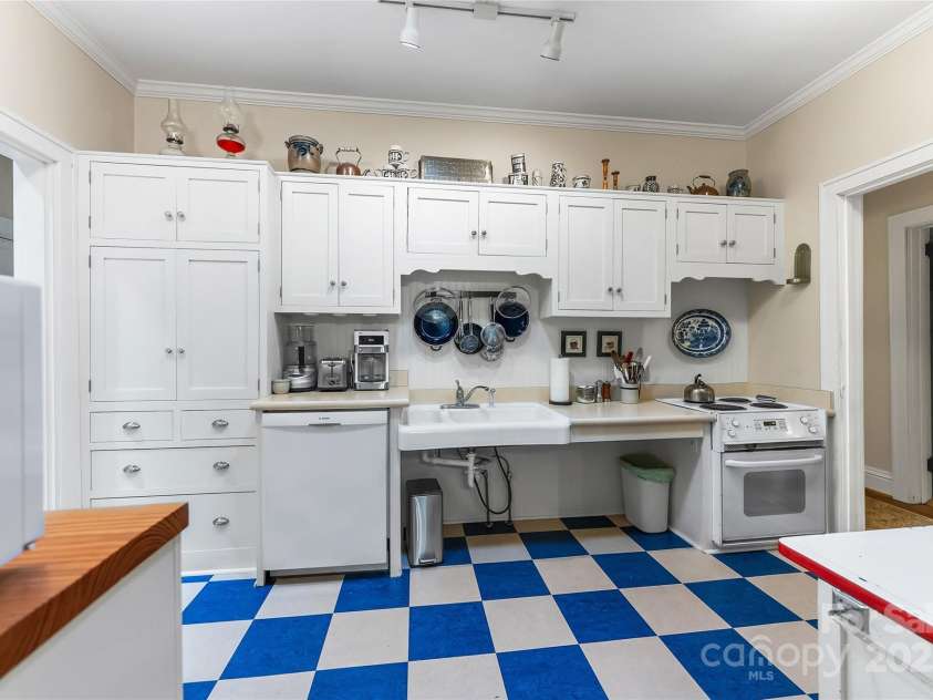 50 Wanoca Avenue, Asheville, NC 28803.  MLS# CAR4269850, YatesRealty ID 19811. 