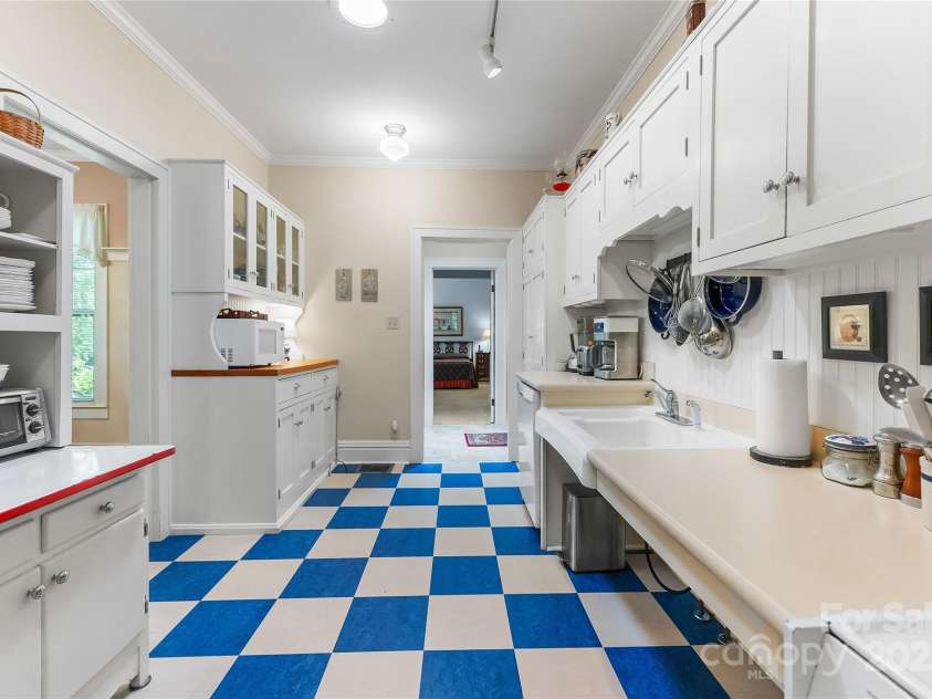 50 Wanoca Avenue, Asheville, NC 28803.  MLS# CAR4269850, YatesRealty ID 19811. 