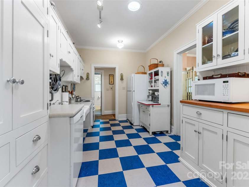 50 Wanoca Avenue, Asheville, NC 28803.  MLS# CAR4269850, YatesRealty ID 19811. 