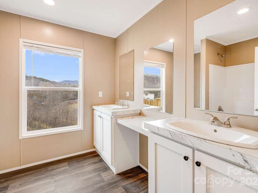 96 Sandons Trail, Marshall, NC 28753.  MLS# CAR4224480, YatesRealty ID 19813. Full guest bath with views