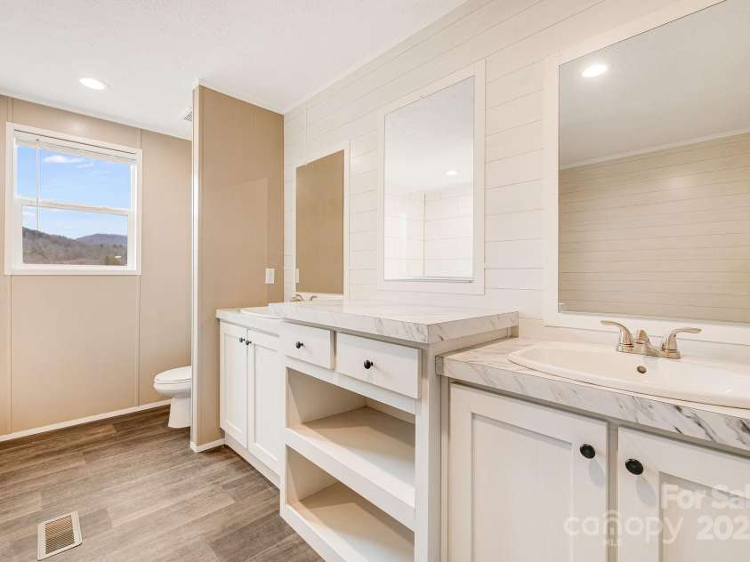 96 Sandons Trail, Marshall, NC 28753.  MLS# CAR4224480, YatesRealty ID 19813. Main bath