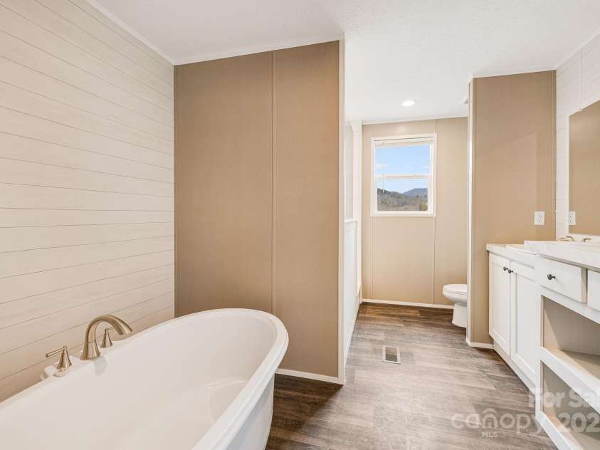 96 Sandons Trail, Marshall, NC 28753.  MLS# CAR4224480, YatesRealty ID 19813. Main bedroom bath- Tub/ walk in shower