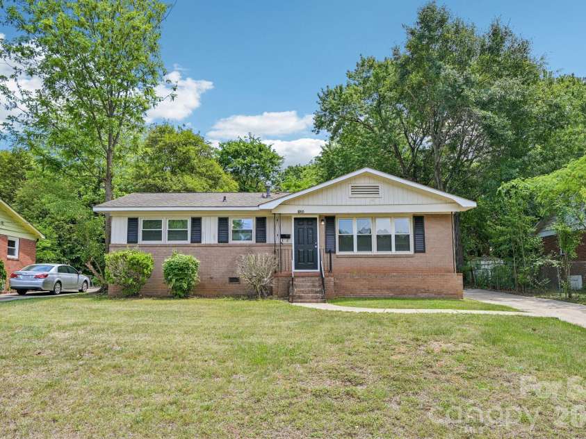 3935 Crestridge Drive, Charlotte, NC 28217.  MLS# CAR4378753, YatesRealty ID 19814. 