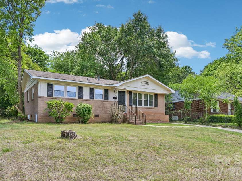 3935 Crestridge Drive, Charlotte, NC 28217.  MLS# CAR4378753, YatesRealty ID 19814. 