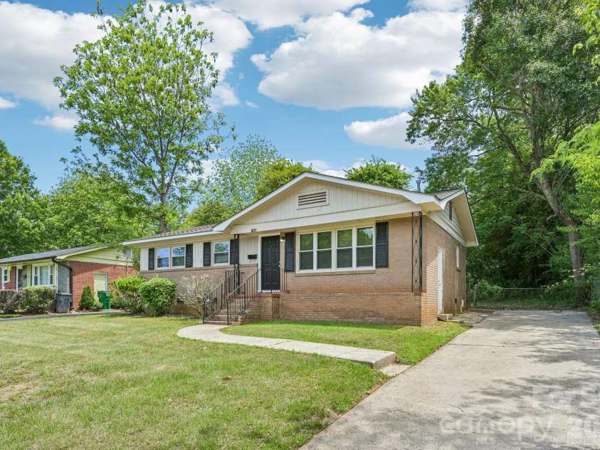 3935 Crestridge Drive, Charlotte, NC 28217.  MLS# CAR4378753, YatesRealty ID 19814. 