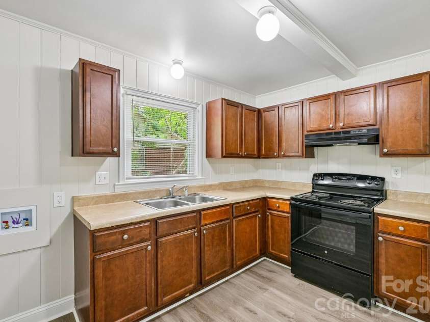 3935 Crestridge Drive, Charlotte, NC 28217.  MLS# CAR4378753, YatesRealty ID 19814. 