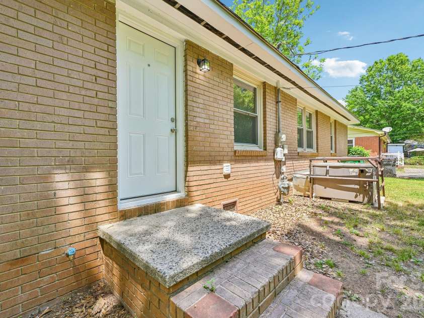3935 Crestridge Drive, Charlotte, NC 28217.  MLS# CAR4378753, YatesRealty ID 19814. 