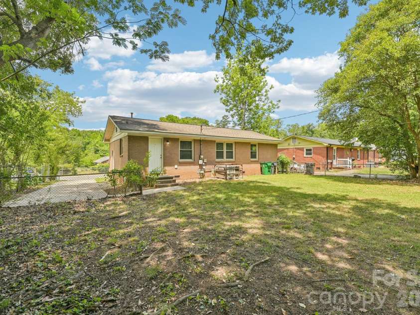 3935 Crestridge Drive, Charlotte, NC 28217.  MLS# CAR4378753, YatesRealty ID 19814. 